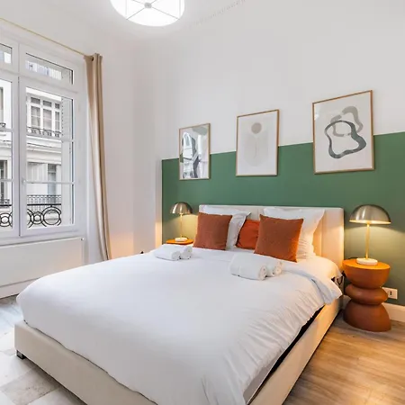 Charm And Standing With 2 Bedrooms Close To Trocadero * Paryż