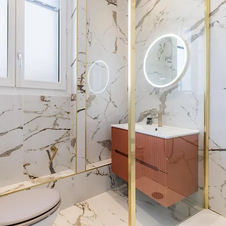 Charm And Standing With 2 Bedrooms Close To Trocadero * Paryż