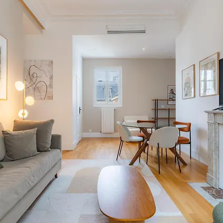 Charm And Standing With 2 Bedrooms Close To Trocadero Paris